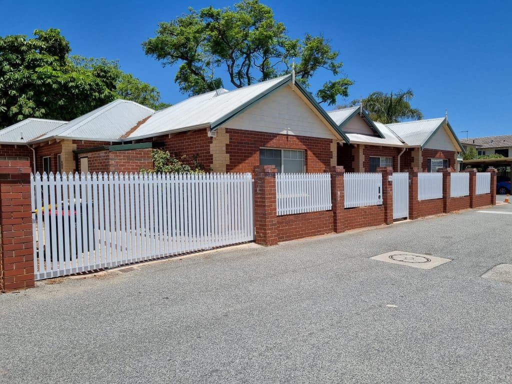 Aluminium picket fence with Fancy top